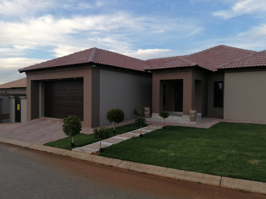 To Let 4 Bedroom Property for Rent in Wilkoppies North West